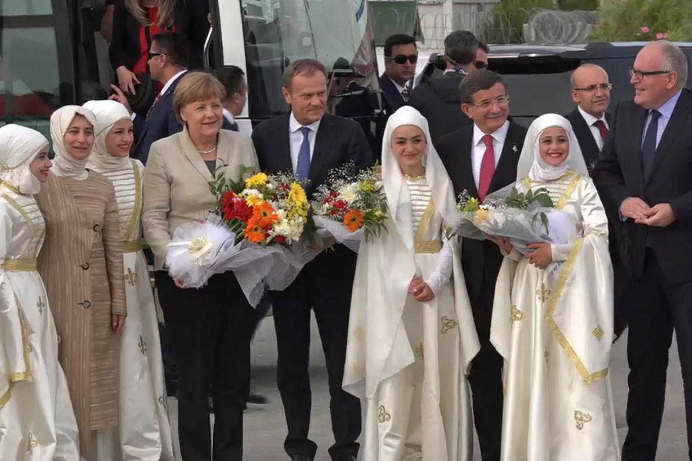 Merkel ve Davutoğlu Suriyeli sığınmacıları ziyaret etti Merkel ve Davutoğlu Suriyeli sığınmacıları ziyaret etti